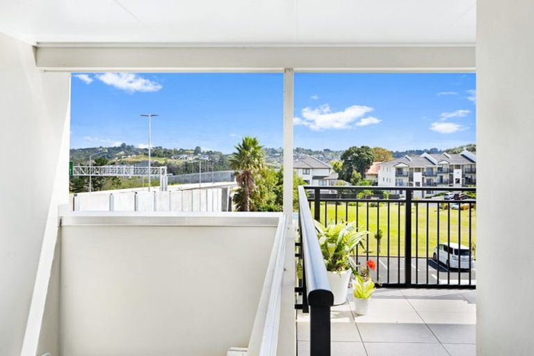 Photo of property in 18e/71 Spencer Road, Oteha, Auckland, 0632