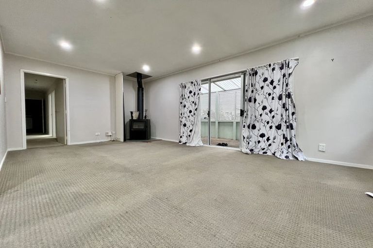Photo of property in 4 Fernhaven Place, Massey, Auckland, 0614