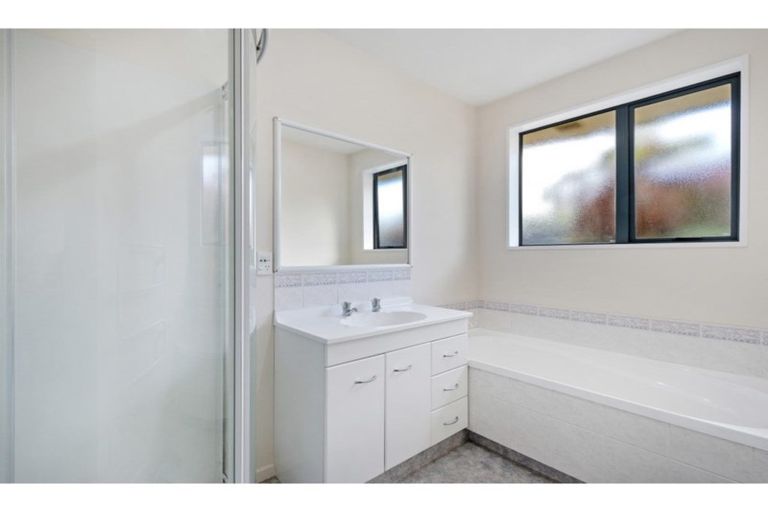 Photo of property in 12 Showgate Avenue, Sockburn, Christchurch, 8042