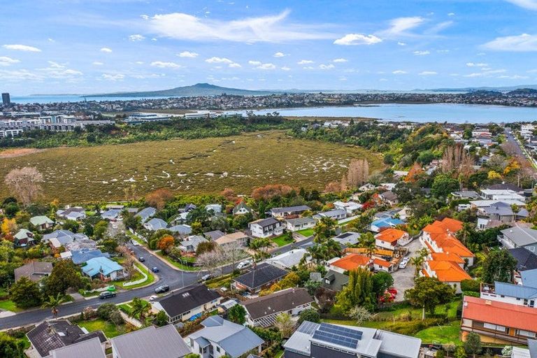 Photo of property in 1/21 Deuxberry Avenue, Northcote, Auckland, 0627