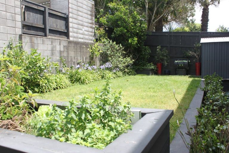 Photo of property in 14 Hamblyn Street, Strandon, New Plymouth, 4312