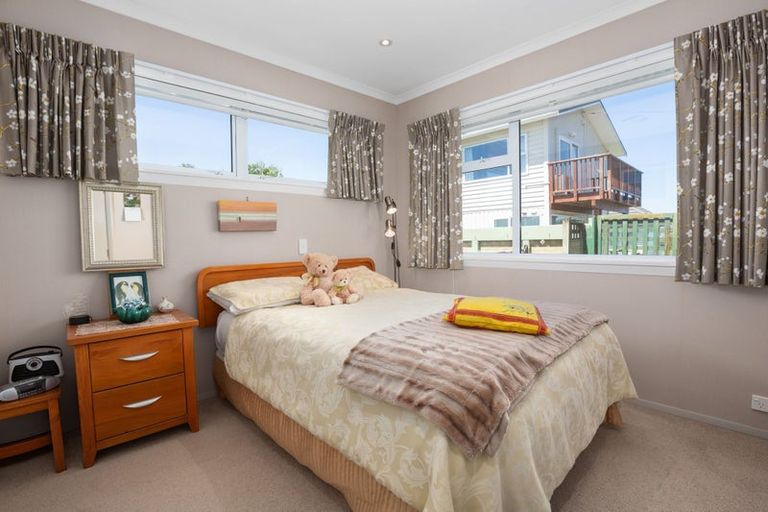 Photo of property in 16 Mana View Road, Paremata, Porirua, 5026