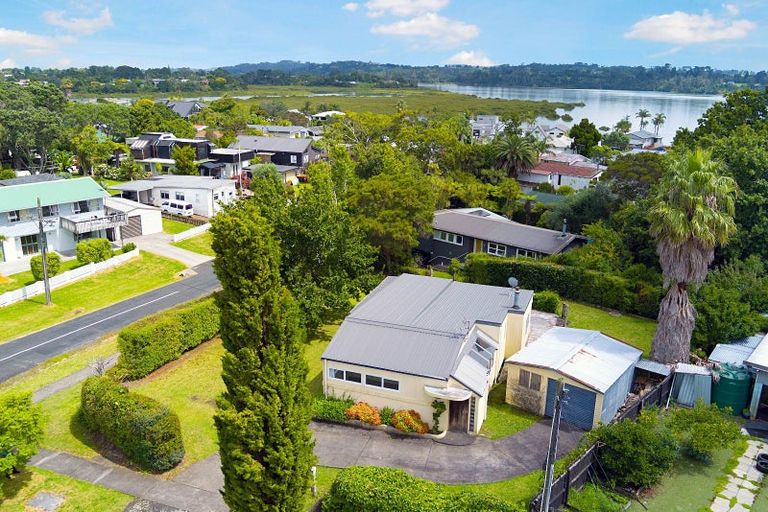 Photo of property in 28 Ferry Parade, Herald Island, Auckland, 0618