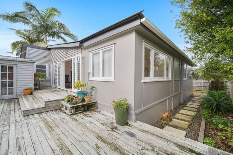 Photo of property in 1/9 Luplau Crescent, Cockle Bay, Auckland, 2014