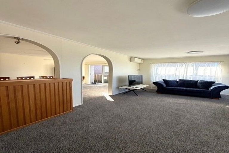 Photo of property in 261 Wairau Road, Totara Vale, Auckland, 0627
