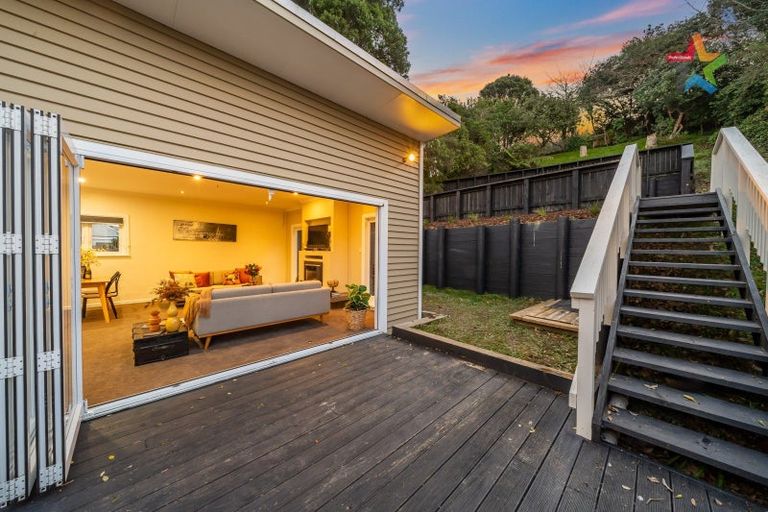 Photo of property in 21 Franklyn Road, Tawa, Wellington, 5028