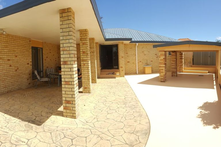 Photo of property in 16 Eloise Place, Clendon Park, Auckland, 2103