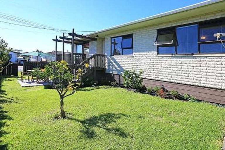 Photo of property in 2a Taipari Road, Te Atatu Peninsula, Auckland, 0610