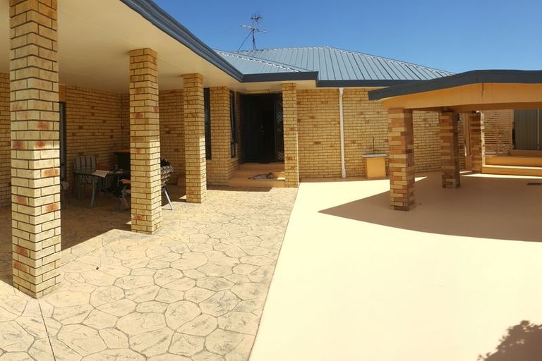 Photo of property in 16 Eloise Place, Clendon Park, Auckland, 2103