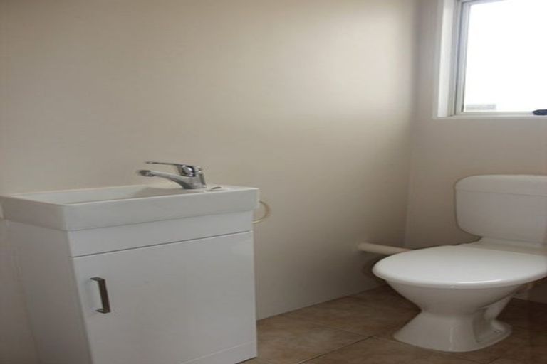 Photo of property in 1/32a Bronzewing Terrace, Unsworth Heights, Auckland, 0632