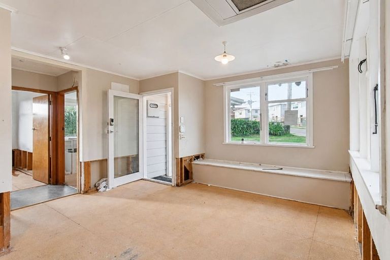 Photo of property in 33 Castor Crescent, Cannons Creek, Porirua, 5024
