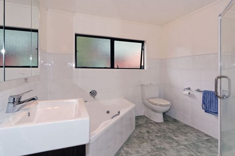 Photo of property in 12 Cochran Road, Oratia, Auckland, 0604