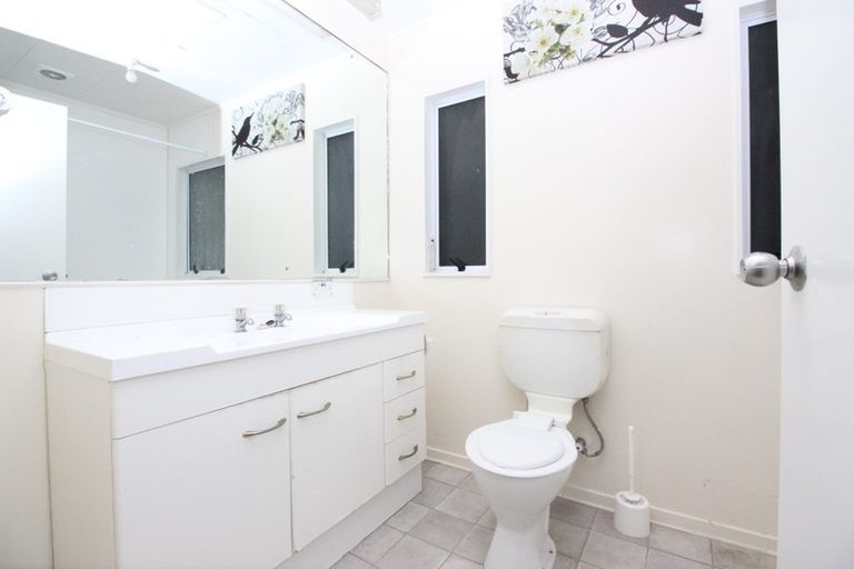 Photo of property in 2/450 Swanson Road, Ranui, Auckland, 0612