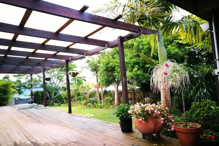 Photo of property in 11 Halldene Terrace, Red Beach, 0932