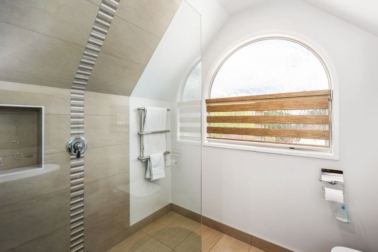 Photo of property in 6 Tupara Crescent, Kawaha Point, Rotorua, 3010