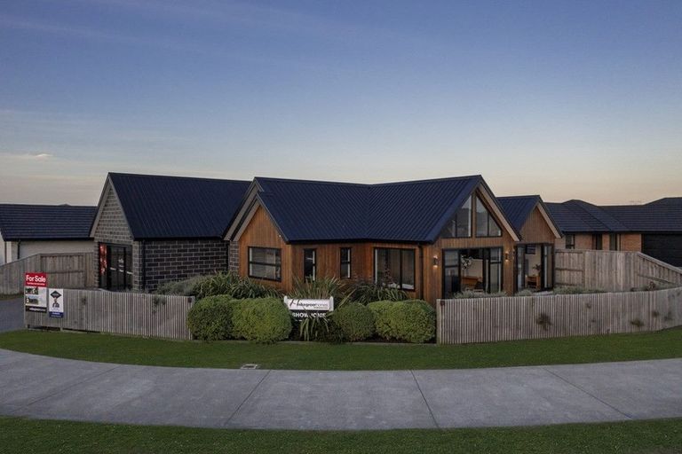 Photo of property in 2 Harding Drive, Papamoa Beach, Papamoa, 3118