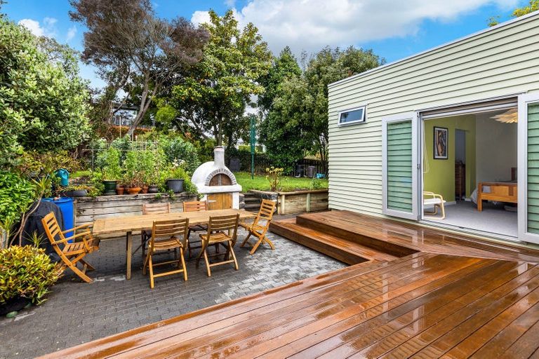 Photo of property in 71 Moa Road, Point Chevalier, Auckland, 1022
