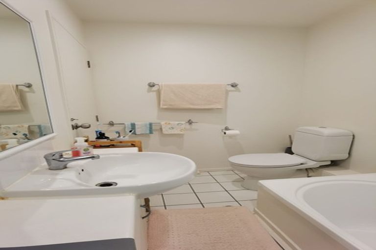 Photo of property in 3/30 John Jennings Drive, Oteha, Auckland, 0632