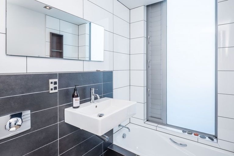 Photo of property in 27a Mana Street, Vogeltown, Wellington, 6021