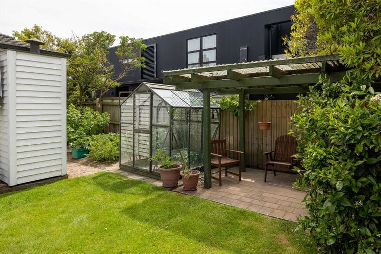 Photo of property in 114 Aikmans Road, Merivale, Christchurch, 8014
