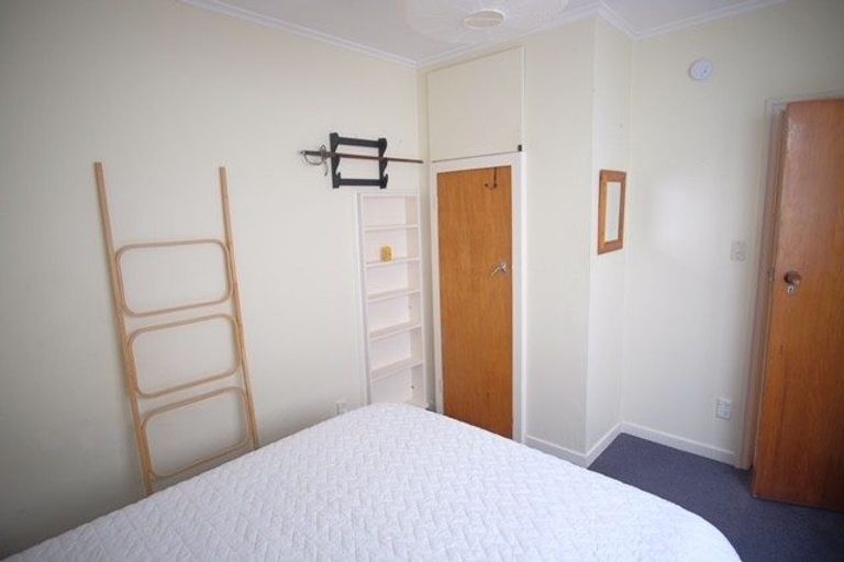 Photo of property in 82 Oriental Parade, Oriental Bay, Wellington, 6011