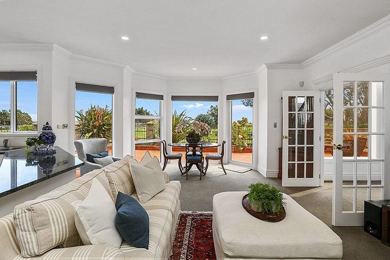 Photo of property in 1 Kawaroa Lane, New Plymouth, 4310