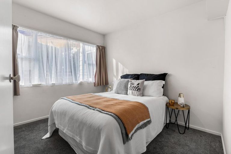 Photo of property in 2/26 Beaudine Avenue, Glenfield, Auckland, 0629