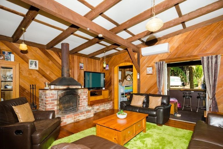 Photo of property in 136 Horsman Road, Waitakere, Henderson, 0782