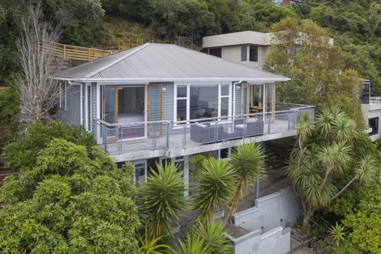 Photo of property in 11 Fortification Road, Karaka Bays, Wellington, 6022