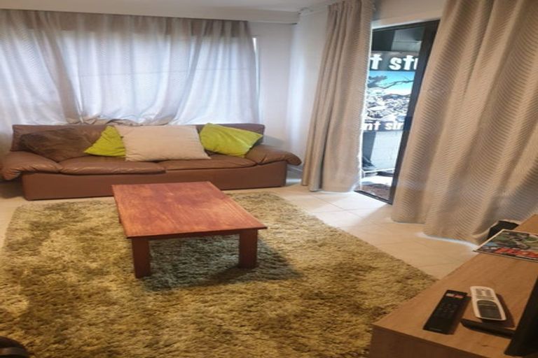 Photo of property in 15 Barker Rise, Northcross, Auckland, 0632