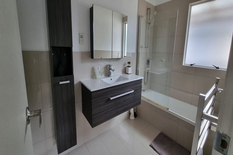 Photo of property in 17 Barbados Drive, Unsworth Heights, Auckland, 0632