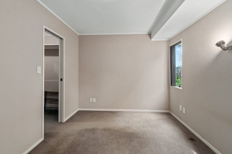 Photo of property in 76 Barbados Drive, Unsworth Heights, Auckland, 0632