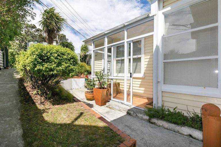 Photo of property in 18 Putnam Street, Northland, Wellington, 6012