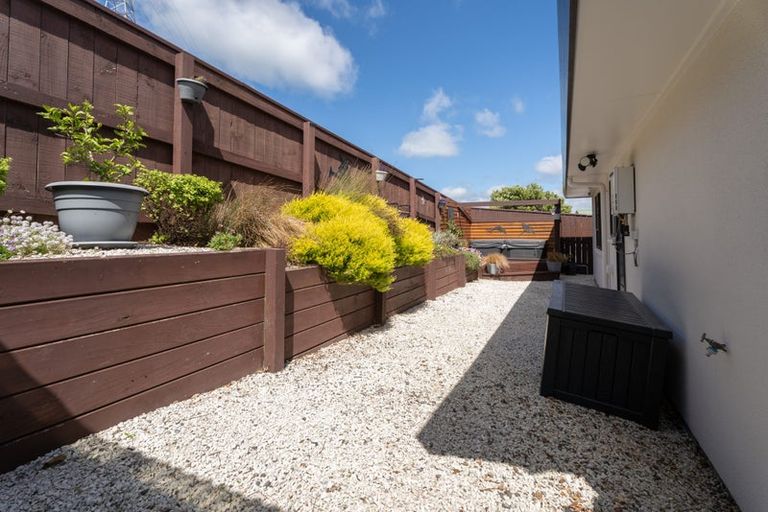 Photo of property in 15 Kentwood Drive, Woodridge, Wellington, 6037