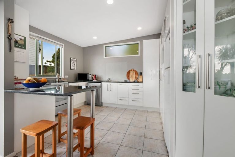 Photo of property in 2/9 Pemberton Avenue, Bayview, Auckland, 0629