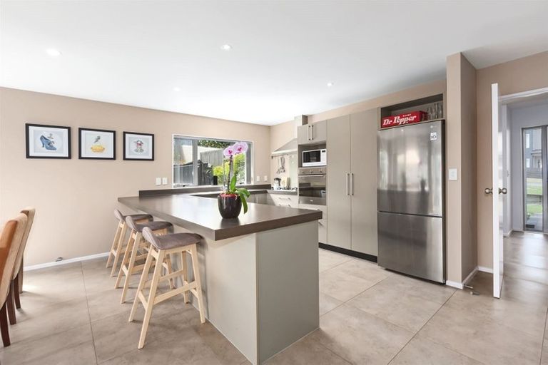 Photo of property in 6 Sumner Terrace, Aotea, Porirua, 5024