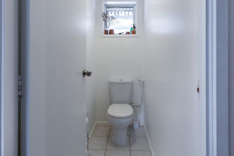 Photo of property in 2/52 Staincross Street, Green Bay, Auckland, 0604