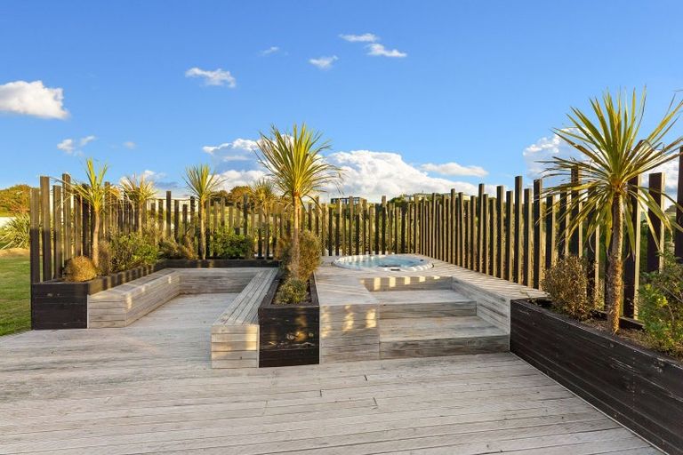 Photo of property in 47 Reay Mackay Grove, Waikawa Beach, Levin, 5573