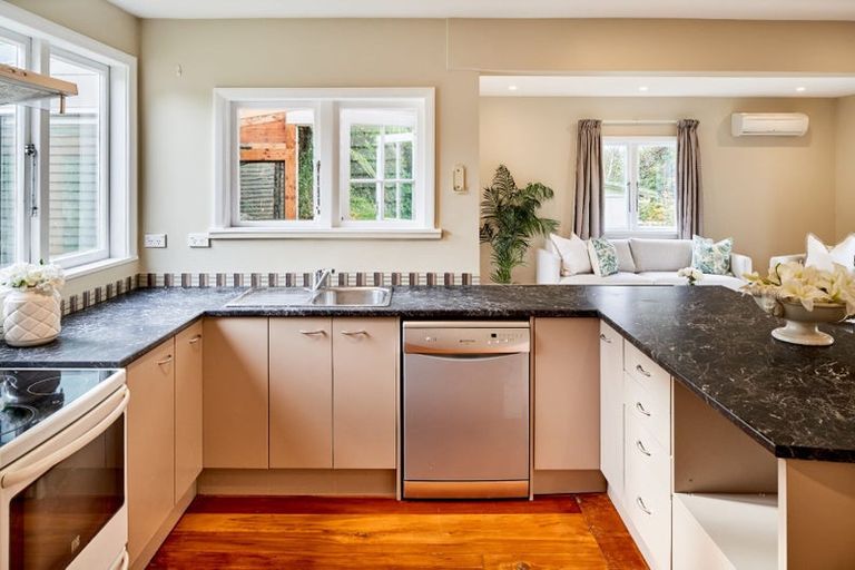 Photo of property in 25 Kiriwai Road, Paremata, Porirua, 5024