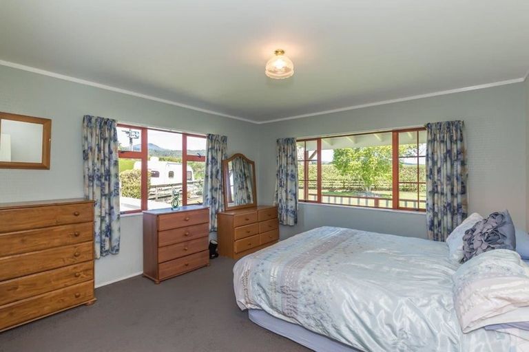 Photo of property in 461 Tararua Road, Levin, 5571