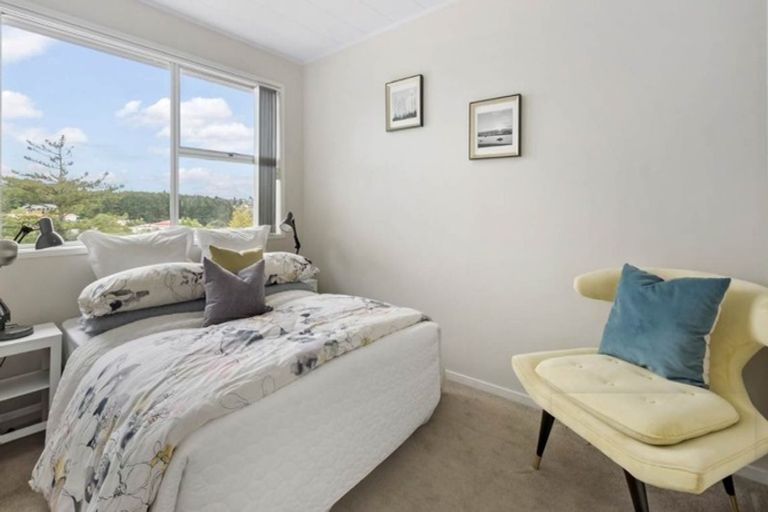 Photo of property in 1/10 Mcquoid Place, Glenfield, Auckland, 0629