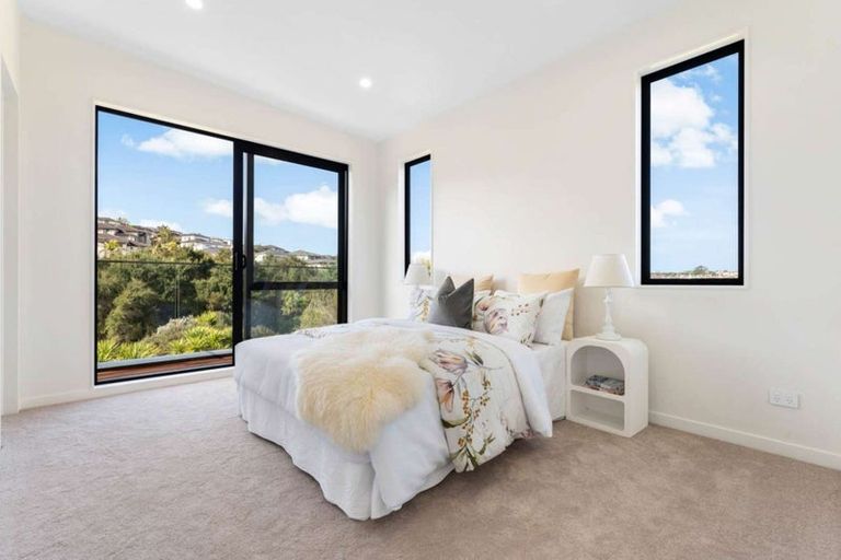 Photo of property in 16 Mcmenamin Place, Fairview Heights, Auckland, 0632