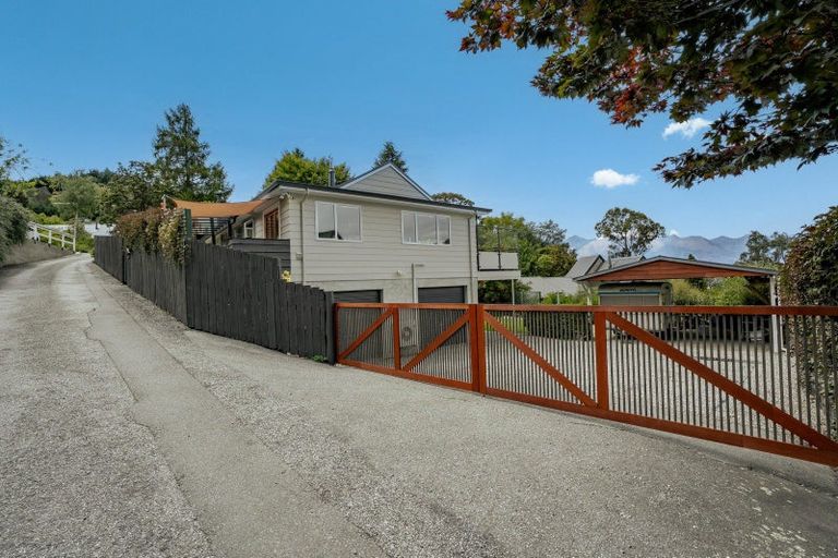 Photo of property in 2 Evergreen Place, Sunshine Bay, Queenstown, 9300