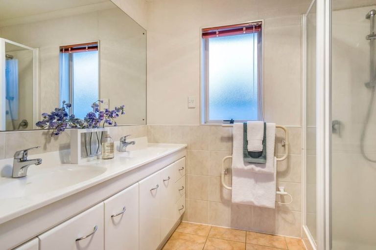 Photo of property in 4 Brosna Place, East Tamaki, Auckland, 2016