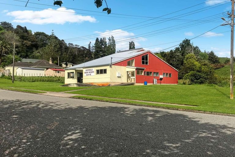 Photo of property in 20 Paraekaretu Street, Hunterville, 4730