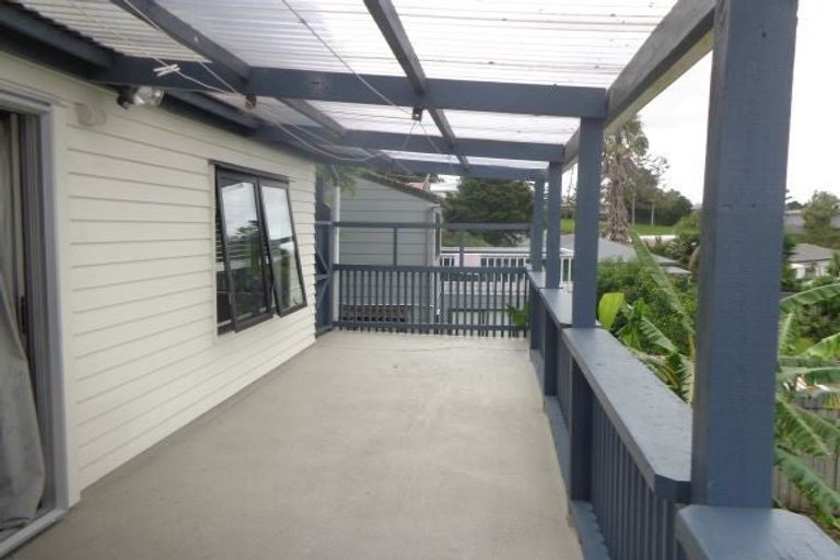 Photo of property in 81 Hobsonville Road, West Harbour, Auckland, 0618