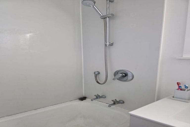 Photo of property in 6a Matahourua Crescent, Cannons Creek, Porirua, 5024