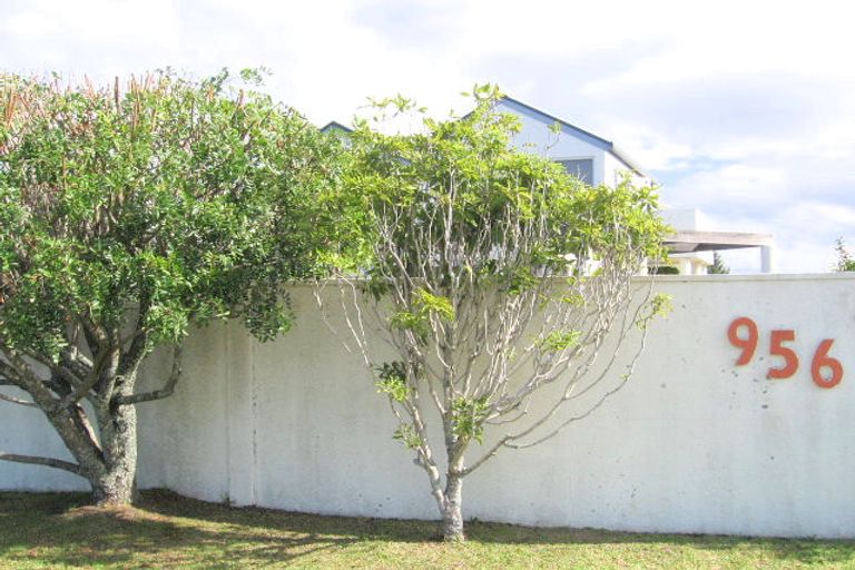 Photo of property in 2/956 East Coast Road, Northcross, Auckland, 0632