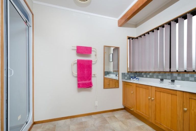 Photo of property in 109 Wiseley Road, West Harbour, Auckland, 0618