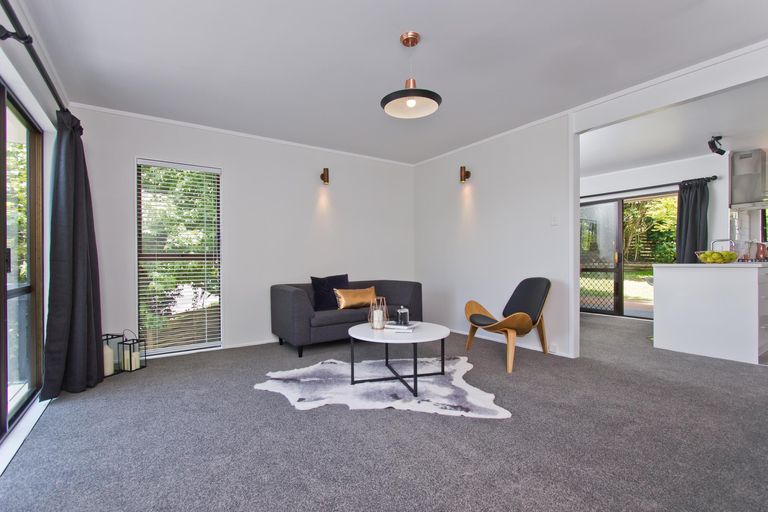 Photo of property in 2 Onedin Place, Titirangi, Auckland, 0604